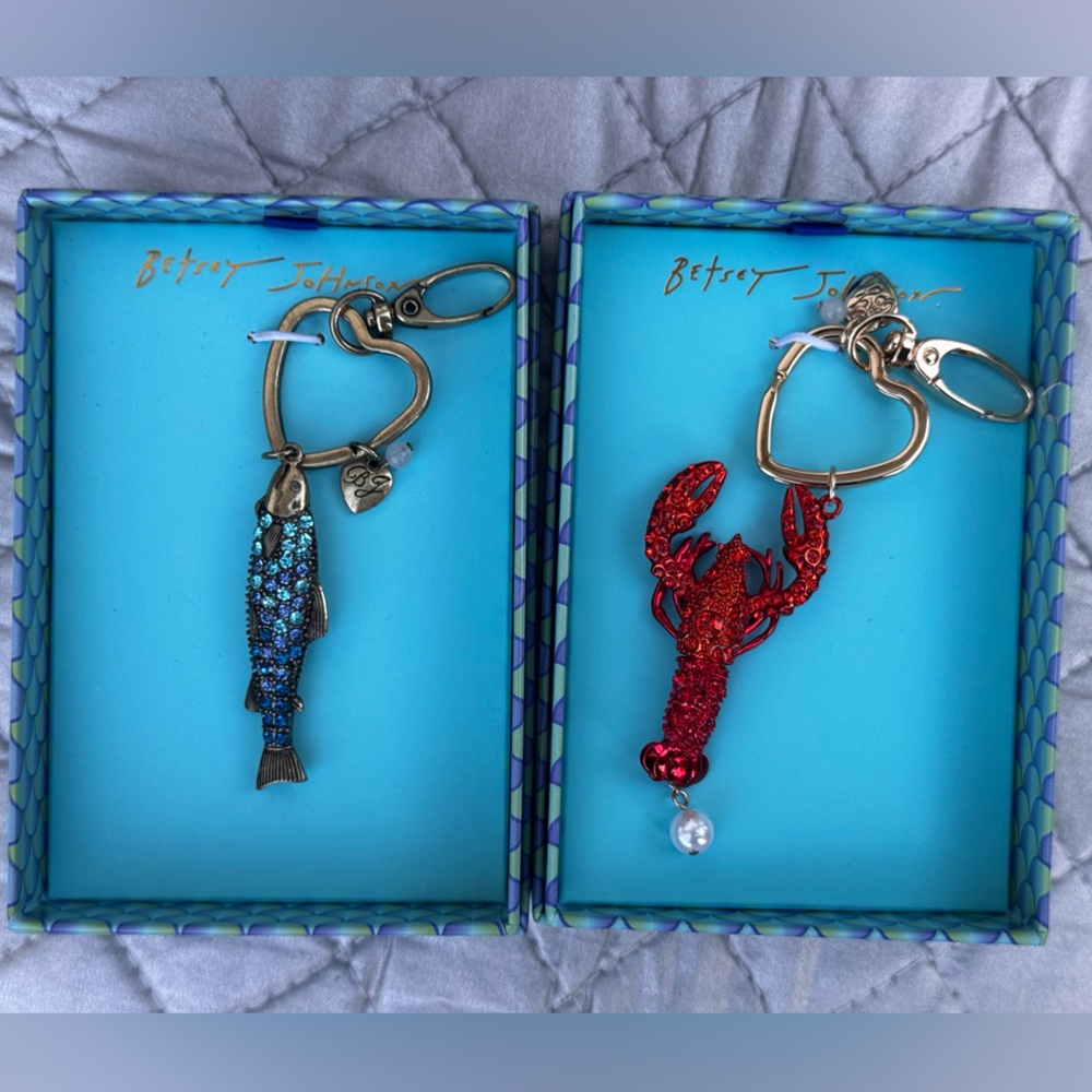 NIB(2)Betsey Johnson Key Chain Bag Charm Set with Sardine Fish & Pearl lobster